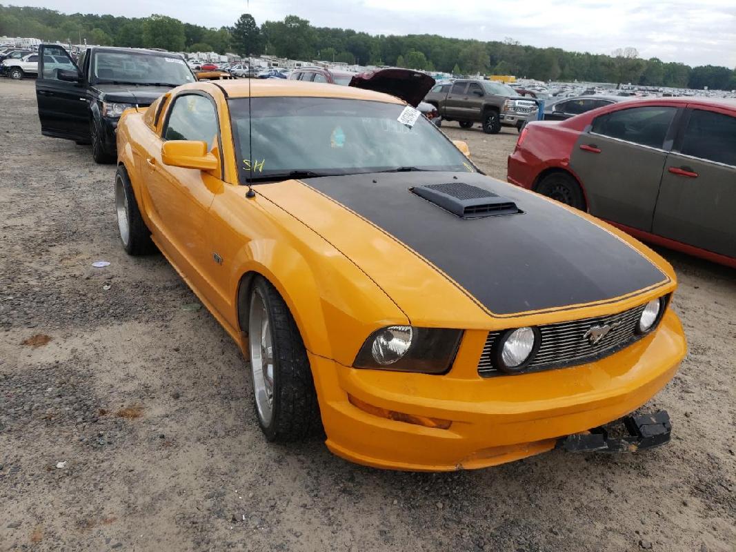 2006 Ford Mustang gt Yellow White Stripes